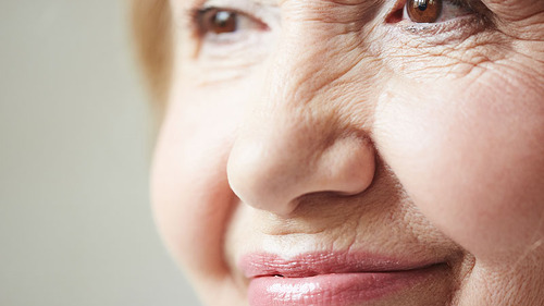 alte-dame-laechelt-114526789-fo-pressmaster