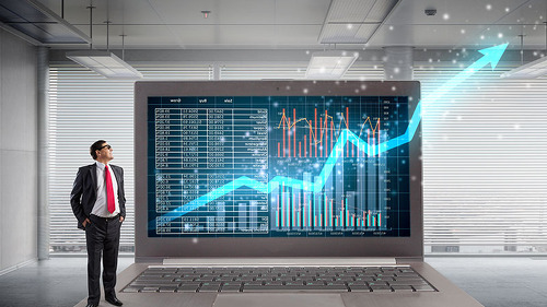 mann-auf-laptop-graph-hoch_digial-109859233-fo-sergey-nivens