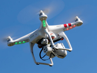 drohne-weiss-flug-81068878-fo-sebastien-delaunay