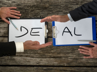 zwei-haende-deal-93263629-fo-gajus