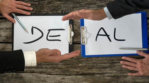 zwei-haende-deal-93263629-fo-gajus