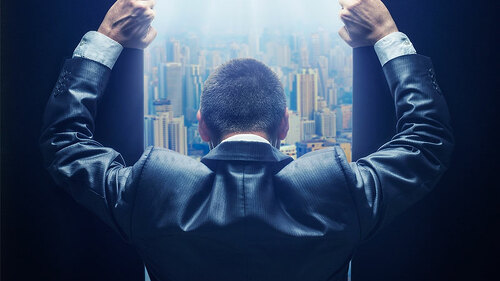 anzugtrager-reisst-tuer-auf-99120369-fo-nomad-soul