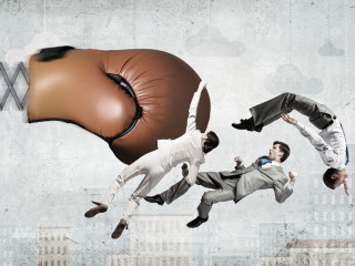 boxhandschuh-braun-schleagt-anzugtraeger-112522249-sergey-nivens