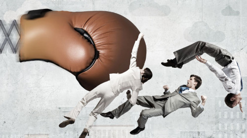 boxhandschuh-braun-schleagt-anzugtraeger-112522249-sergey-nivens