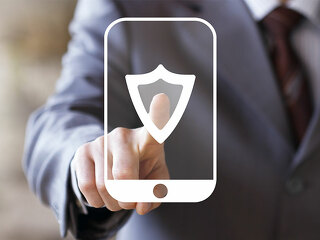 anzugtraeger-handy-schild-117193316-fo-maxsim