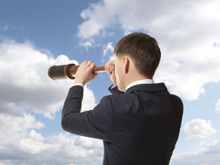 anzugtraeger-fernrohr-101046215-fo-andrey-burmakin