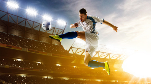 fussballspieler-stadion-ball-79352742-FO-103tnn