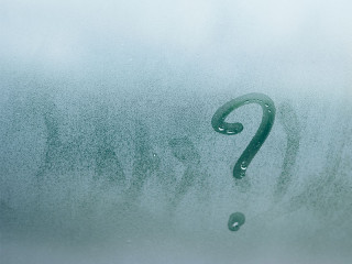 scheibe-beschlagen-fragezeichen-102426644-fo-aquar