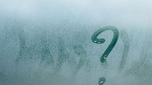 scheibe-beschlagen-fragezeichen-102426644-fo-aquar