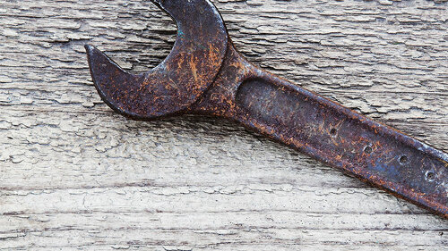 rostiger-schraubenschluessel-117146912-fo-milantefotolia