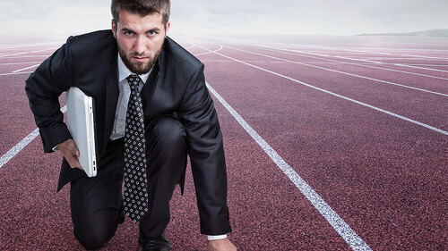 anzugtraeger-laptop-tartanbahn-87076312-fo-cara-foto