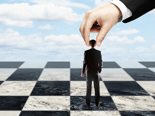 hand-anzugtraeger-schachbrett-114472538-fo-peshkova