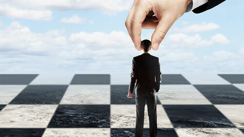 hand-anzugtraeger-schachbrett-114472538-fo-peshkova