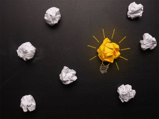 papier-gluehbirnen-117634882-fo-andreas-berheide