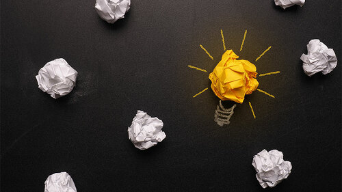 papier-gluehbirnen-117634882-fo-andreas-berheide