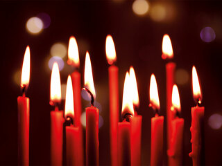 rote-kerzen-78638463-fo-africa-studio