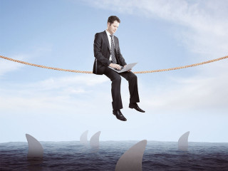 anzugtraeger-seil-haie-115403189-fo-peshkova