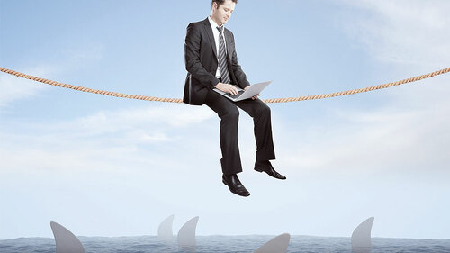 anzugtraeger-seil-haie-115403189-fo-peshkova