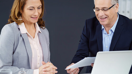 anzugtraerger-beraet-frau-107344041-fo-contrastwerkstatt