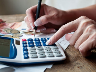 haende-geld-taschenrechner-98237796-fo-pixarno