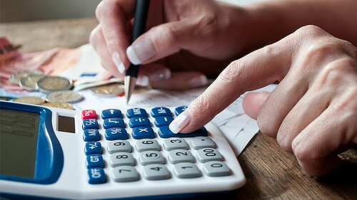 haende-geld-taschenrechner-98237796-fo-pixarno