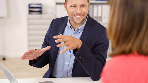 makler-kundin-beratung-118448109-fo-contrastwerkstatt