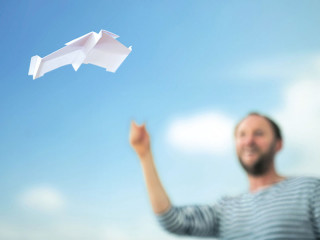 mann-papierflieger-115989736-fo-pxel-66
