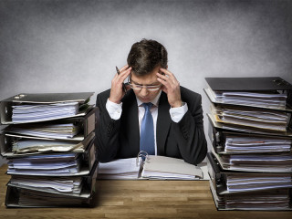 anzugtraeger-ordner-papier-80119044-fo-wolfgang-zwanzger