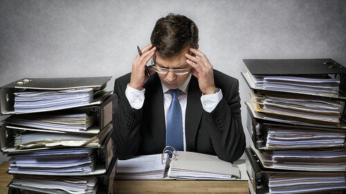 anzugtraeger-ordner-papier-80119044-fo-wolfgang-zwanzger