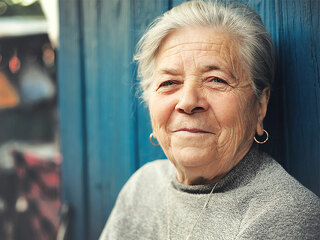 rentnerin-verschmitzt-120813328-fo-dundanim