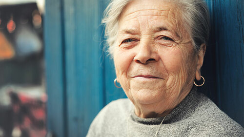 rentnerin-verschmitzt-120813328-fo-dundanim