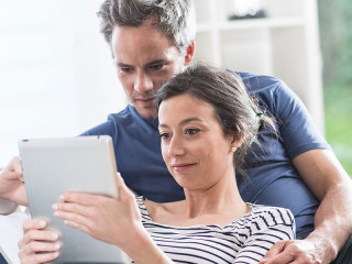 paar-bedient-tablet-122307169-fo-jackfrog