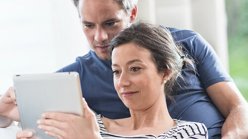 paar-bedient-tablet-122307169-fo-jackfrog