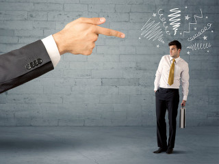 hand-deutet-auf-anzugtraeger-114261053-fo-ra2-studio