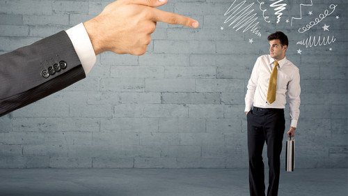 hand-deutet-auf-anzugtraeger-114261053-fo-ra2-studio