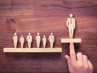 hand-holz-maennchen-hierarchie-116934137-fo-jakub-jirsak