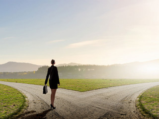 businesswoman-weg-gabelung-89216582-fo-sergey-nivens