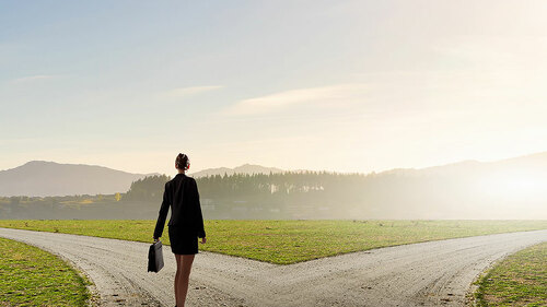 businesswoman-weg-gabelung-89216582-fo-sergey-nivens