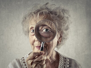 rentnerin-lupe-119632650-fo-olly