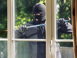 einbrecher-brechstange-70521340-fo-brian-jackson