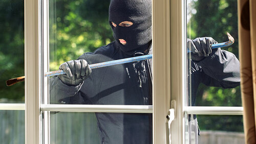 einbrecher-brechstange-70521340-fo-brian-jackson