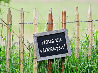 haus-verkaufen-schild-80344090-fo-marco2811