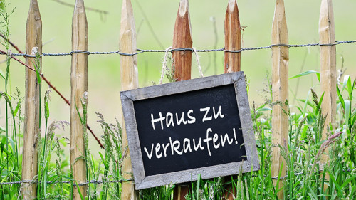 haus-verkaufen-schild-80344090-fo-marco2811