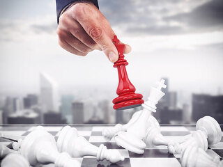 hand-schachfiguren-99622339-fo-alphaspirit