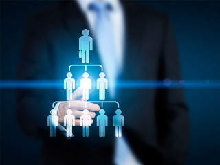 anzugtraeger-maennchen-hierarchie-110616301-fo-denisismagilov