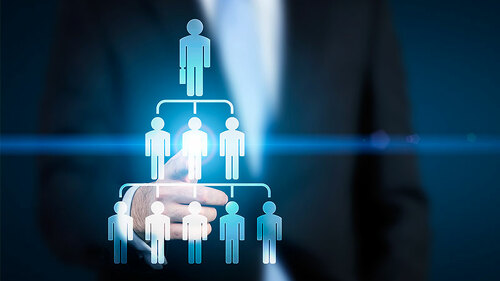 anzugtraeger-maennchen-hierarchie-110616301-fo-denisismagilov