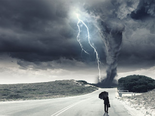 anzugtraeger-tornado-90512176-fo-sergey-nivens