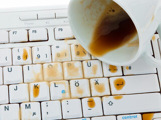 kaffee-in-tastatur-29768163-fo-gina-sanders