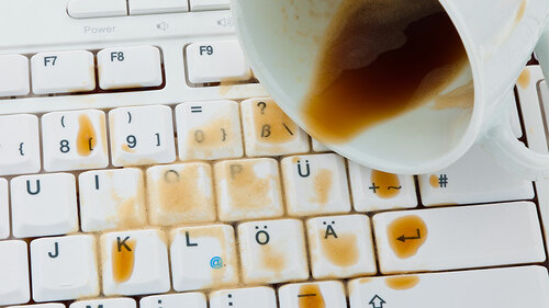 kaffee-in-tastatur-29768163-fo-gina-sanders