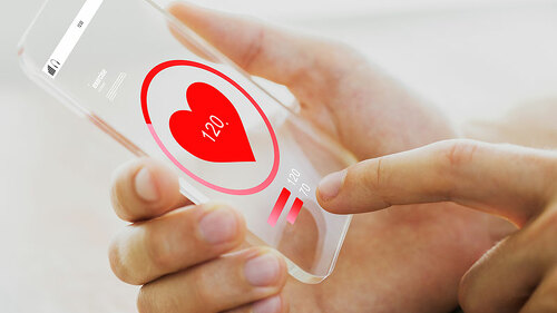 hand-smartphone-herz-102833091-fo-syda-productions